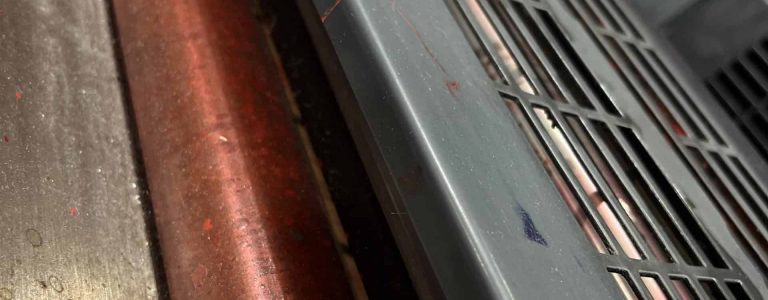 Revisión de máquina de impresión, mantenimiento y reparación de equipos gráficos.