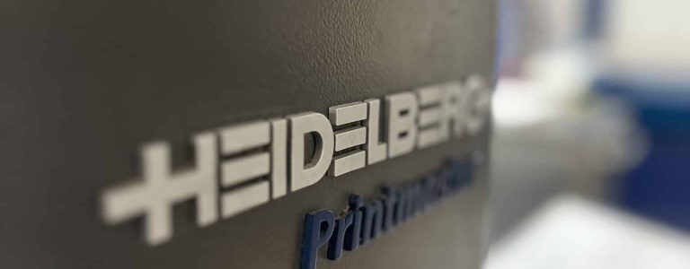 Automoción: logo y marca Heidelberger en una máquina de impresión digital.